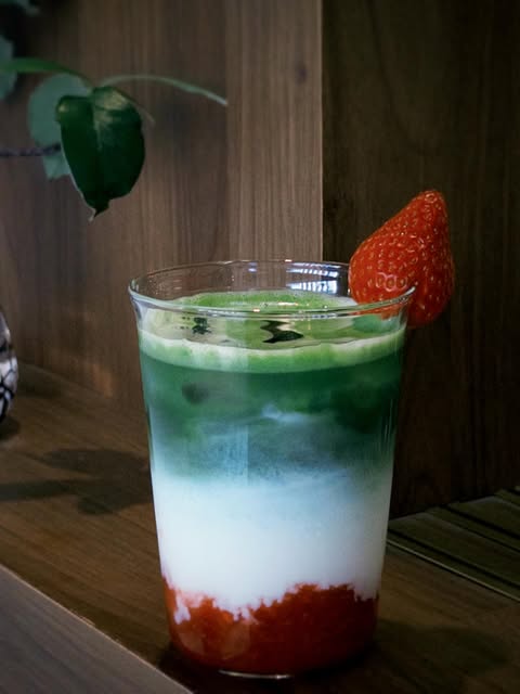 宇作茶屋莓抹茶拿鐵,草莓、牛奶與抹茶的三色分層
